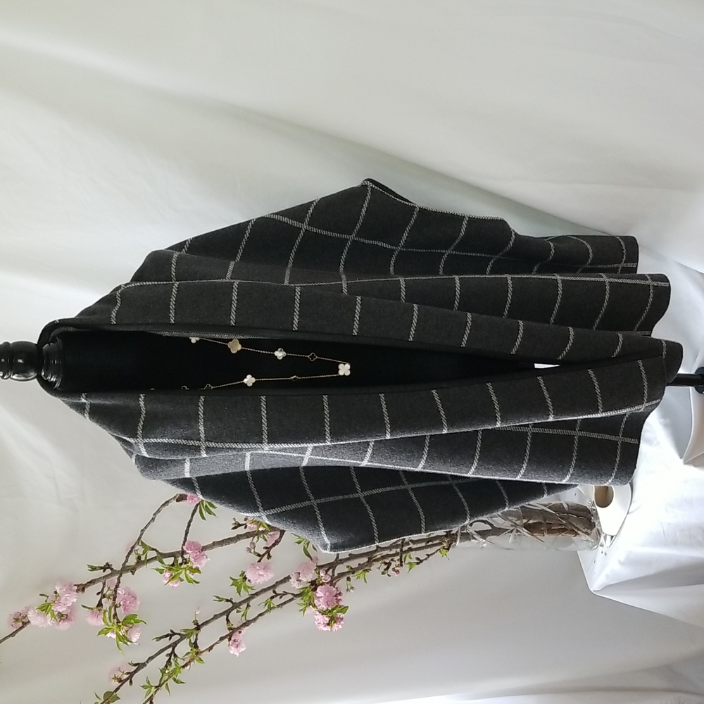 ST.JOHN WOOL CAPE WITH LEATHER TRIM.